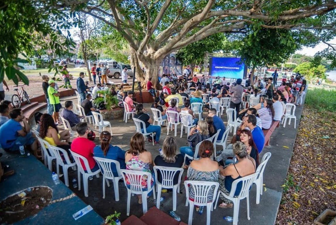 Encontro comunitário ao ar livre